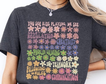 「遊びは学ぶ」シャツ、子供たちの遊びがわかるTシャツ、言語療法士シャツ、幼稚園教諭、プレイセラピスト、花柄SLP Tシャツ、SLPへのギフト