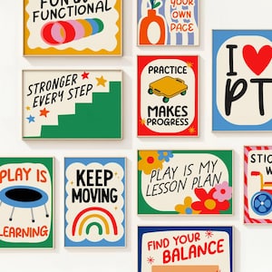 Könnte beinhalten: Eine Sammlung gerahmter Kunstdrucke mit motivierenden Sätzen. Die Drucke zeigen farbenfrohe Designs und Texte wie "Stronger Every Step", "Keep Moving" und "Play is My Lesson Plan". Die Kunst hat einen verspielten, Retro-Stil.