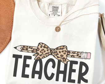 Lehrer Shirt mit Leopard Bleistift & Schleife | Comfort Colors 1717 Grafik-T-Shirt für Lehrer | Niedliches Lehrer Geschenk, Back to School Shirt