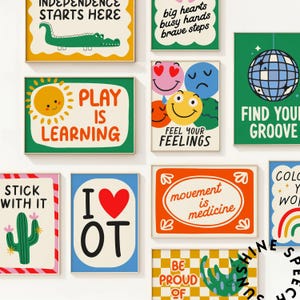 Pu&ograve; includere: Una collezione di stampe artistiche incorniciate con disegni colorati e messaggi positivi. Le stampe presentano illustrazioni di un coccodrillo, un sole, faccine sorridenti, una palla da discoteca, un cactus e un gatto. Il testo include frasi come "Play is Learning".