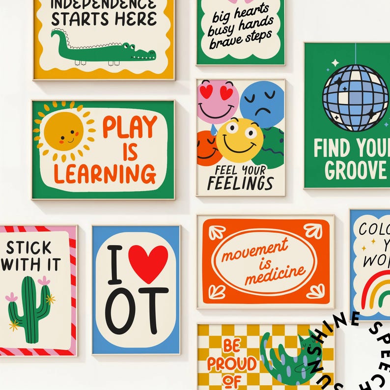 Pu&ograve; includere: Una collezione di stampe artistiche incorniciate con disegni colorati e messaggi positivi. Le stampe presentano illustrazioni di un coccodrillo, un sole, faccine sorridenti, una palla da discoteca, un cactus e un gatto. Il testo include frasi come "Play is Learning".