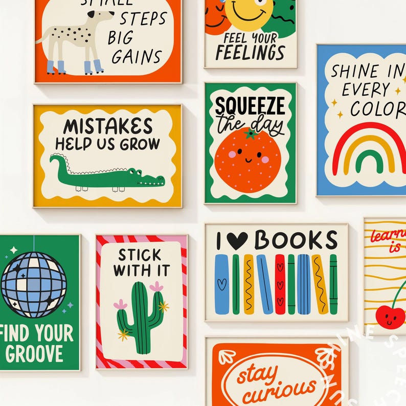 Pu&ograve; includere: Una collezione di stampe artistiche incorniciate con illustrazioni colorate e frasi motivazionali. Le stampe presentano una variet&agrave; di disegni, tra cui un cane, un coccodrillo, una palla da discoteca, un cactus, un arcobaleno e un'arancia sorridente. Il testo include "Piccoli passi, grandi guadagni" e "Amo i libri."