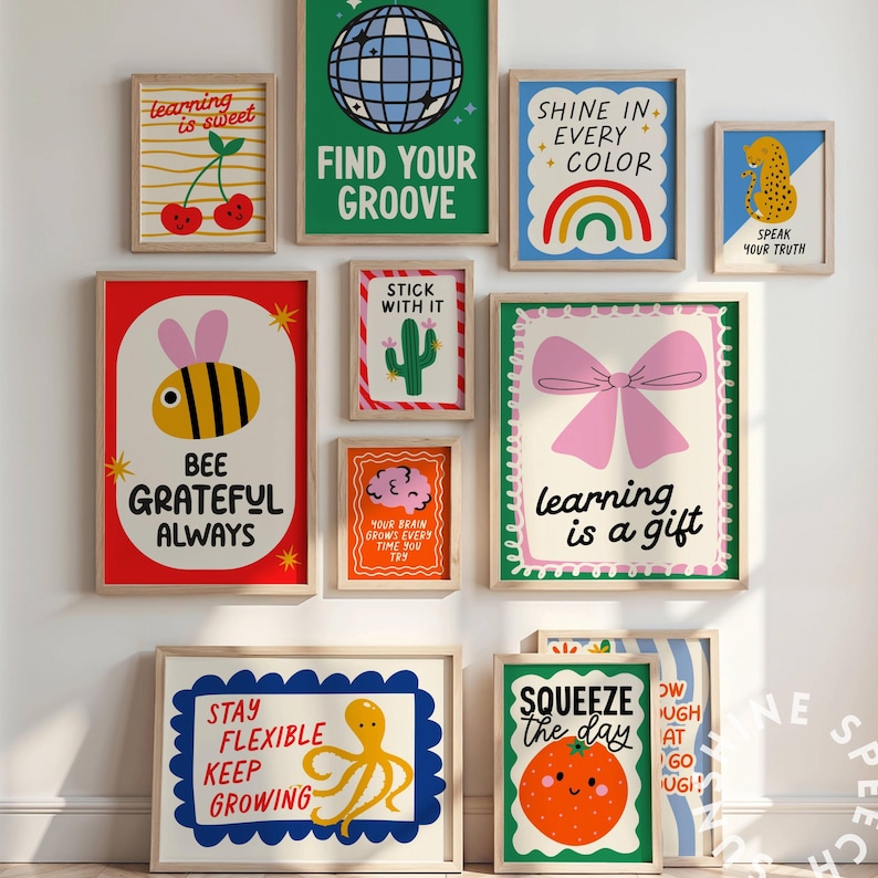 Pu&ograve; includere: Una collezione di stampe artistiche incorniciate con illustrazioni colorate e frasi motivazionali. Le stampe presentano una variet&agrave; di disegni, tra cui una palla da discoteca, un arcobaleno, un'ape, un cactus, un fiocco, un ghepardo, una ciliegia, un polpo, un cervello e un'arancia sorridente.