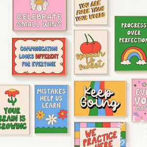 Pode incluir: Uma coleção de impressões de arte emolduradas com citações motivacionais em várias cores. As impressões apresentam frases como "Celebre as pequenas vitórias", "A comunicação é diferente" e "Continue". Cada impressão tem um design único com fontes e ilustrações retrô.