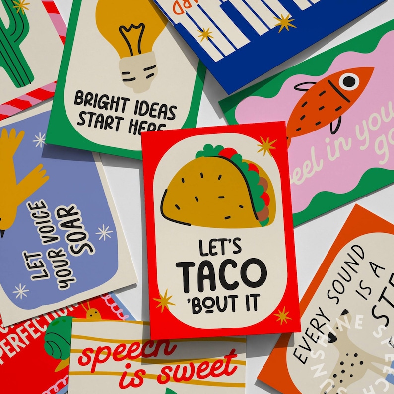 Może przedstawiać: Kolekcja kolorowych kartek z r&oacute;żnymi wzorami i tekstami. Jedna z kartek przedstawia ż&oacute;łte taco z napisem "LET'S TACO 'BOUT IT". Inne kartki przedstawiają żar&oacute;wkę, rybę i frazy takie jak "BRIGHT IDEAS START HERE" i "LET YOUR VOICE SOAR".