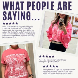 Op de afbeelding: Twee klantrecensies voor een roze trui en een rood T-shirt met een grafische print van logopedie symbolen. De tekst van de recensies luidt: "Deze trui was oorspronkelijk ontworpen voor een logopedist. Ik heb contact opgenomen met Sunshine Speech en ze was meer dan bereid om het ontwerp aan te passen voor een logopedie-assistent. Ze heeft zelfs de kleurkeuzes en ontwerpen bevestigd voordat ze het nieuwe product heeft gepost! Geweldige klantenservice!" en "Ik hou van de watermeloenkleur! Het is zo vrolijk! De kwaliteit is geweldig!" en "Ik heb dit gekocht als cadeau voor mijn schoonzuster en ze vond het absoluut geweldig!!! Ze zei zelfs dat het perfect is om naar het werk te dragen."