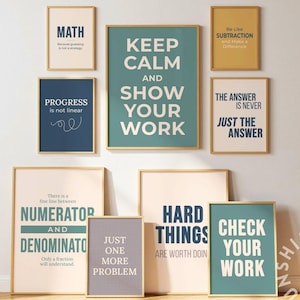 以下が含まれることがあります： 金色のフレームに入った、やる気を起こさせるポスターのコレクションです。「Keep Calm and Show Your Work」や「Hard Things Are Worth Doing」など、さまざまなフレーズが白い文字でカラフルな背景に表示されています。