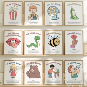 Puede incluir: Un conjunto de doce carteles educativos enmarcados con ilustraciones y texto que describen varios sonidos. Los carteles están dispuestos en estantes de madera. Cada cartel presenta un sonido diferente, como palomitas de maíz, aspiradora o canto.