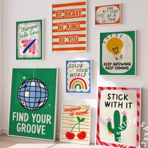 Pu&ograve; includere: Una collezione di stampe artistiche incorniciate con citazioni motivazionali e illustrazioni. Le stampe presentano frasi come "Be Brave", "Find Your Groove" e "Stick With It". I disegni includono una palla da discoteca, un cactus, un arcobaleno e una farfalla. La tavolozza dei colori &egrave; vivace e allegra.