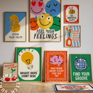 Pu&ograve; includere: Collezione di stampe artistiche incorniciate con citazioni motivazionali e illustrazioni colorate. I temi includono un ghepardo, faccine sorridenti, un'ape, un cervello, una palla da discoteca e ciliegie. Testi: "Speak Your Truth", "Feel Your Feelings" e "Find Your Groove".