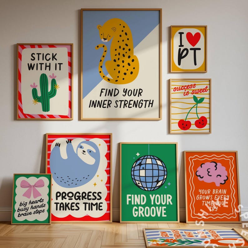 Pu&ograve; includere: Una collezione di stampe artistiche incorniciate con citazioni motivazionali e illustrazioni. Le stampe presentano un cactus, un ghepardo, un bradipo, una palla da discoteca, ciliegie, un cervello e un fiocco. Il testo include frasi come "Stick With It" e "Find Your Inner Strength."