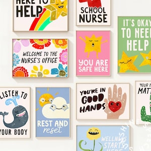 Puede incluir: Una colección de impresiones artísticas enmarcadas con mensajes alentadores e ilustraciones caprichosas. Las impresiones presentan frases como "Bienvenido a la oficina de la enfermera", "Estás seguro aquí" y "Descanso y reinicio". La paleta de colores incluye tonos brillantes de rosa, verde, azul y amarillo.