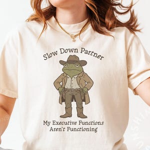 Sakta ner partnerns exekutiva funktioner | Rolig lärar-T-shirt | Neurodivergent SLP-gåva