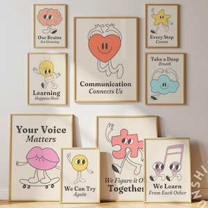 Può includere: Una collezione di stampe artistiche incorniciate con illustrazioni stravaganti e frasi motivazionali. Le stampe presentano personaggi simili a cartoni animati e testi come "Communication Connects Us" e "Your Voice Matters". La tavolozza dei colori include beige, rosa, giallo e blu.