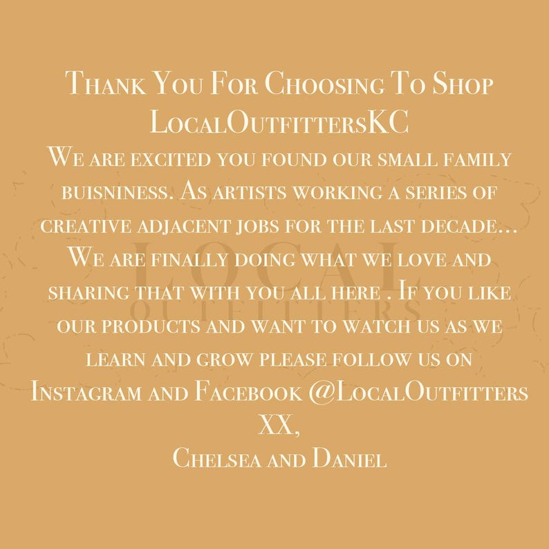 Pu&ograve; includere: Uno sfondo beige con testo bianco. Il testo recita "Thank You For Choosing To Shop LocalOutfittersKC". Continua con un messaggio su una piccola azienda a conduzione familiare di artisti. Include anche gli handle di Instagram e Facebook.