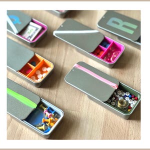 Aangepaste minipillendoosje Gepersonaliseerde snuisterijdoosje Reismedicijnblikje Aangepast medicijndoosje Kleine noodset Tiny Craft Kit schattig naaldenetui