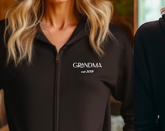 Sudadera con capucha personalizada con cremallera de la abuela Gigi Weezer Yaya, chaqueta tipo sudadera de regalo personalizada, bordado personalizado acogedor, idea de regalo para anuncio de bebé