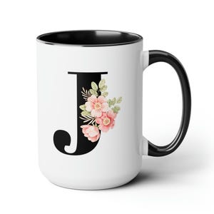 Schöne zweifarbige Schwarz-Weiß-Tasse mit dem Buchstaben J und einem Strauß rosa Blumen, Nettes Geschenk für Mama, Papa, Ehemänner, Lehrer und Krankenschwestern.