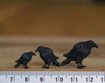 Miniatur stehender Rabe, schwarze Minivögel im Maßstab 1:12, gruseliges Spukdiorama