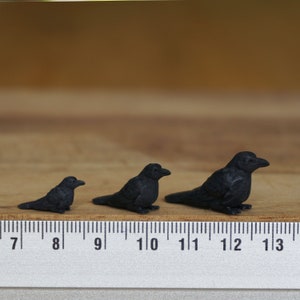 Miniatur sitzender Rabe, 1:12 mini schwarze Vögel, verfolgtes gruseliges Diorama