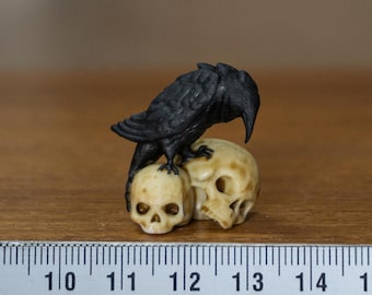 Miniaturowy kruk na czaszkach, miniaturowe czarne ptaki w skali 1:12