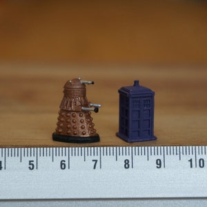 Miniatur Roboter und Telefonzelle