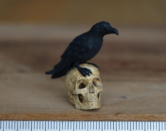 Miniaturowy kruk na czaszce, skala 1:12, miniaturowe czarne ptaki