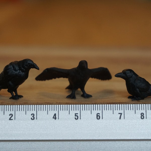 Corbeau miniature, mini oiseaux noirs à l'échelle 1:12