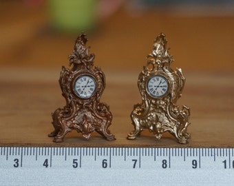 Orologio vittoriano in miniatura, decorazione della casa delle bambole