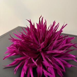 Broche grande de flor de seda. Alfinete de flor. Cor rosa escuro. Embalado para presente.