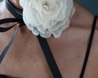 Girocollo con fiori di seta, fiore bianco crema. Collana con rosetta bianca - confezionata come regalo