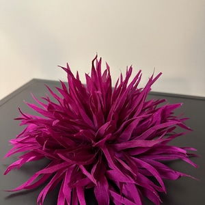 Große Seidenblumen Brosche. Blumen Anstecker. Farbe dunkelrosa. Als Geschenk verpackt Bild 3