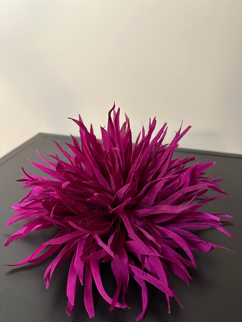 Große Seidenblumen Brosche. Blumen Anstecker. Farbe dunkelrosa. Als Geschenk verpackt Bild 3