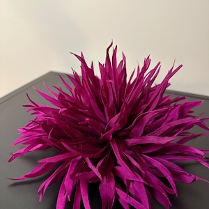 Große Seidenblumen Brosche. Blumen Anstecker. Farbe dunkelrosa. Als Geschenk verpackt Bild 1