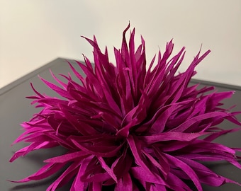 Spilla grande fiore di seta. Perno del fiore. Colore rosa scuro. Confezionato come regalo