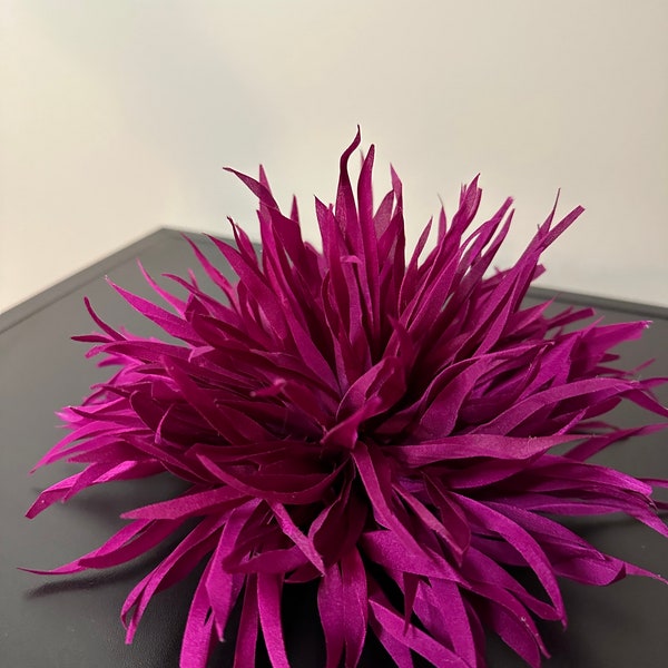 Spilla grande fiore di seta. Perno del fiore. Colore rosa scuro. Confezionato come regalo