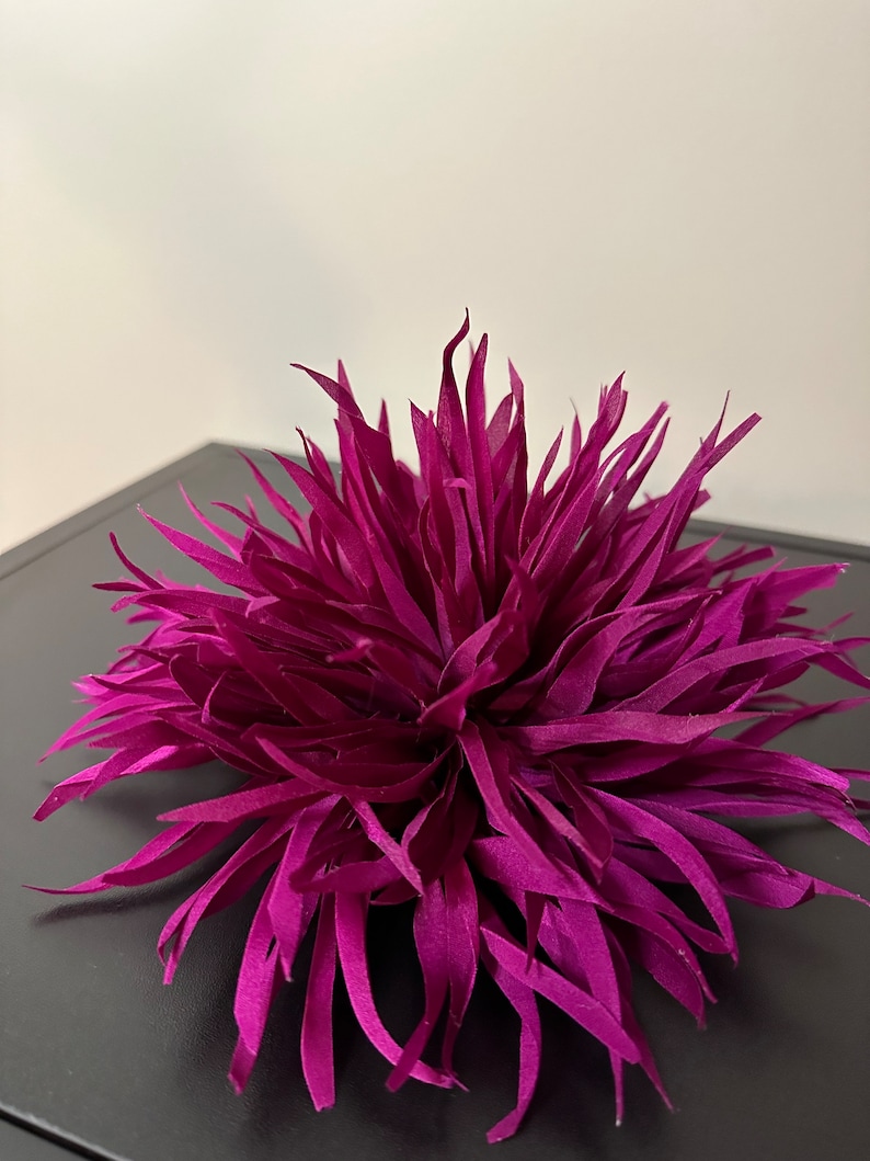 Große Seidenblumen Brosche. Blumen Anstecker. Farbe dunkelrosa. Als Geschenk verpackt Bild 1