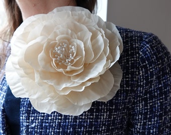 Silk flower brooch/pin in cream white color. Large: 16x16cm (6,3x6,3’)