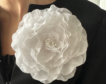 Grote zijden bloemenbroche. Bloem speld. Bloembroche in witte kleur. Verpakt als cadeau