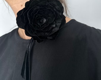 Silk flower choker, Black Rose necklace. Handmade flower necklace. Rossette choker - black