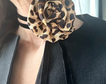 Leopardenblüten-Halsband, Rosen-Halskette. Handgefertigte Blumenkette. Rossette-Halsband