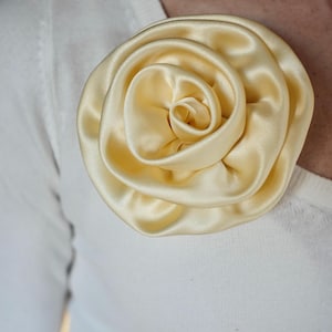 Broche de rosa de seda amarillo mantequilla: broche de ramillete floral