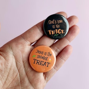 Conjunto de 2 botões de doces ou travessuras de Halloween cristão, pinos de outono em tons pastel com fé religiosa de Jesus, pacote de desconto, cartão de broche com distintivo de testemunho