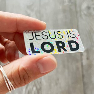 Autocollant holographique à paillettes arc-en-ciel de Jésus est le Seigneur | cadeau religieux chrétien étanche | Accessoires de journalisme biblique témoignage