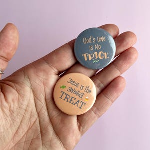 Jeu de 2 boutons des bonbons ou un sort d'Halloween, épingles d'automne pastel foi religieuse Jésus, lot à prix réduit, carte à épingles insigne de témoin