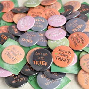 Botões de doces ou travessuras cristãos de Halloween, broches de outono pastel de Jesus de fé religiosa, pacote de desconto, cartão de pinback de crachá de testemunho