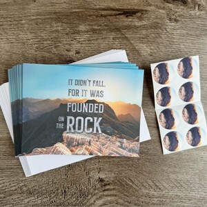 Conjunto de cartões de nota Founded on the Rock com envelope | cartão de nota com versículo bíblico de montanha em aquarela | encorajamento de fé nas escrituras cristãs