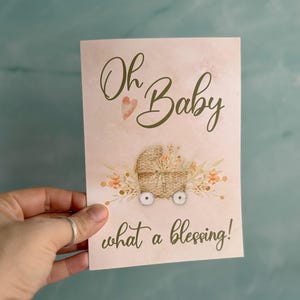 Tarjeta de felicitación con la bendición del bebé, regalo religioso de fe cristiana con carruaje floral neutral y versículo bíblico de la Palabra de Dios