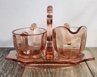 Juego de lechera y azucarero de cristal rosa pálido grabado con forma de hoja de arce, estilo Depression Glass.