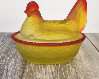 Gallina de cristal satinado color caléndula sobre un nido tejido, bombonera con tapa - ¡Brilla!